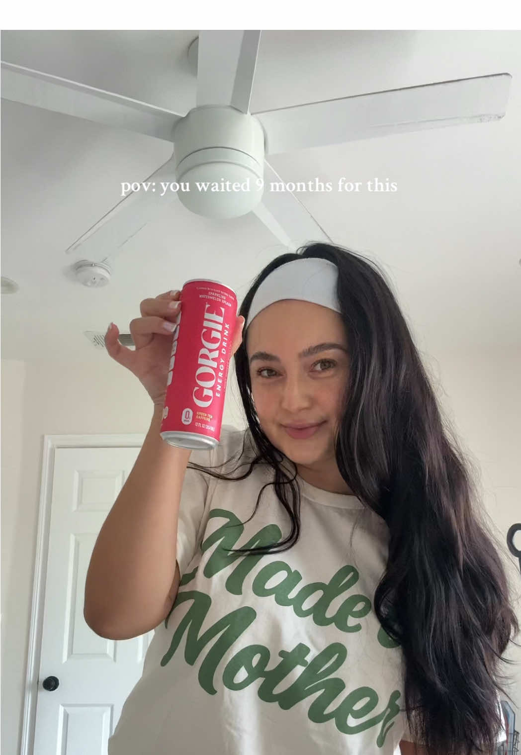 I didn’t feel comfortable taking energy drinks while pregnant but just know that I’m enjoying them now 🤗 Drink: @GETGORGIE  Tee: @Craftybyjess  #momlife #energydrink #postpartum 