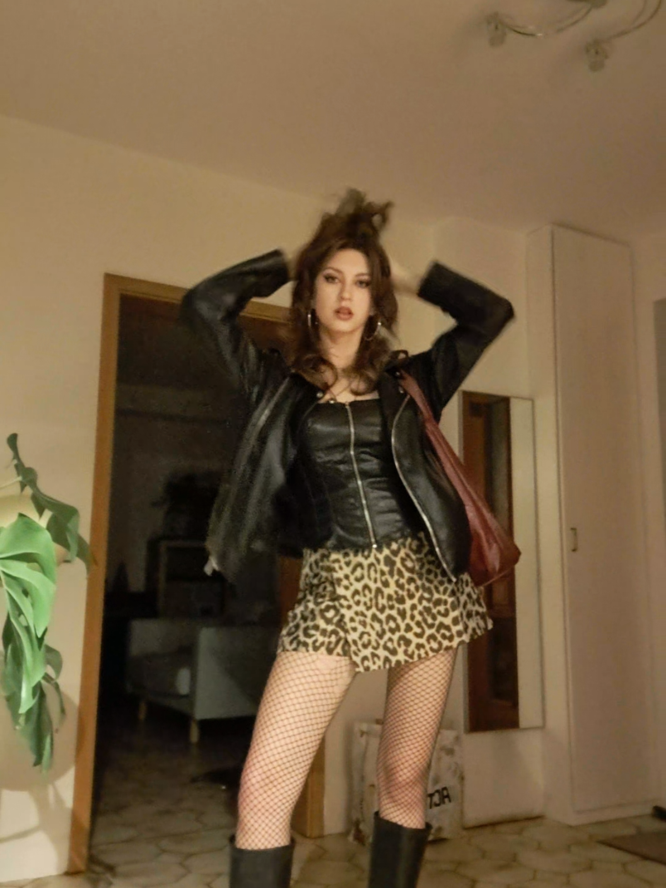 pls ignore the tights, they've been through a lot 🙏🙏  #fitcheck #help #80s #motleycrue 