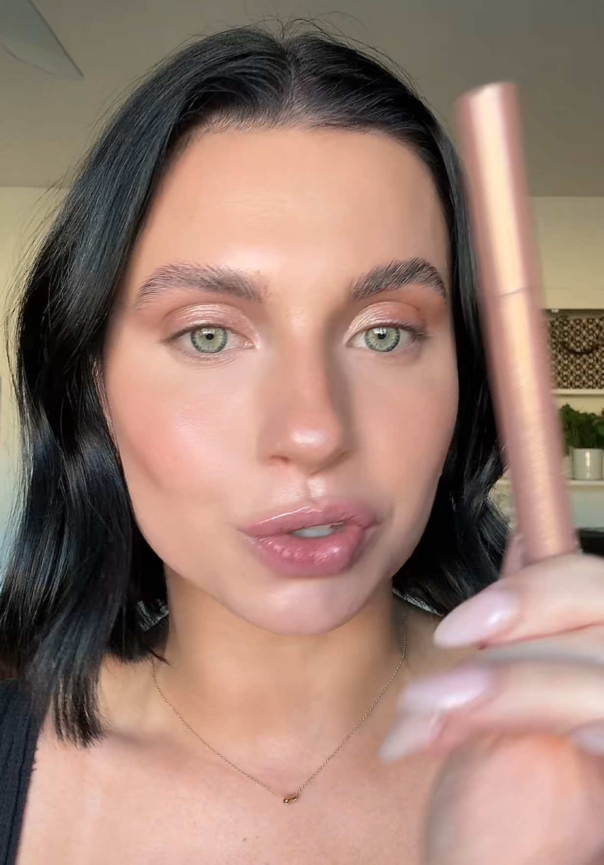 Plus it’s only 9$ 🤭🤭 #easyeyeshadow #easyeyemakeup #tiktokshopcreatorpicks #tiktokshopblackfriday #tiktokshopcybermonday 