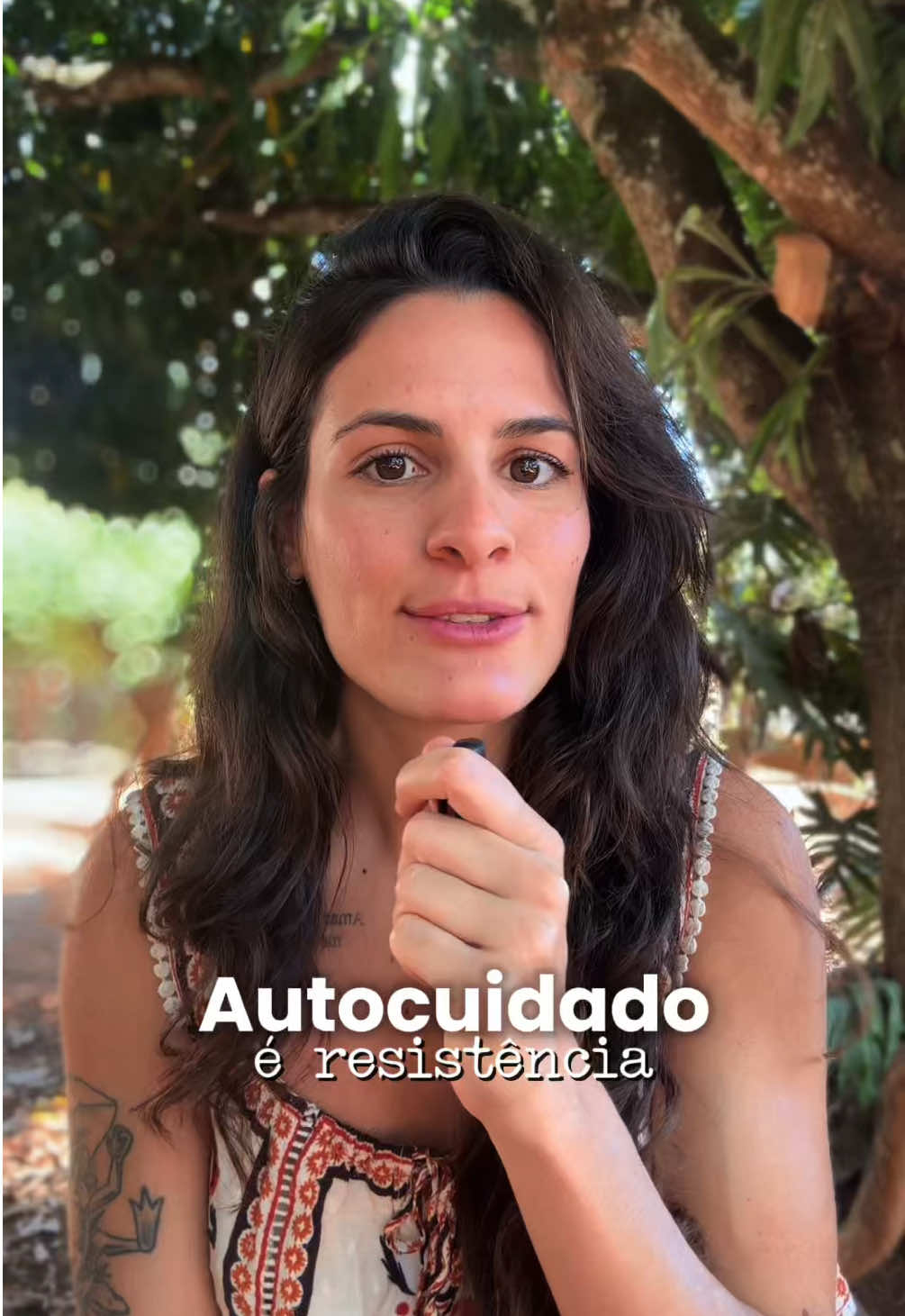 Questionar o que é autocuidado não significa abrir mão do que você já faz por si. ⚠️ O convite é pensar se essas práticas realmente carregam a essência da autopreservação ou se acabam entrando em uma lógica performática que serve mais a um sistema (ou aos outros) do que a você mesma(o). 🌱 E aí, como você tem se cuidado? #autocuidado #psicologa #terapiaonline #psicologia #psicologaonline 