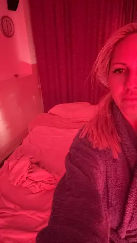 Να θες να κάνεις ένα μασάζ καλό με μία κοπέλα που να ξέρει Και να είναι για άλλη μία φορά ότι χειρότερο…. Αν ήθελα Να μην καταλάβω ότι κάνω  μασάζ Και να μην αισθάνομαι καμία πίεση δεν θα έκλεινα ραντεβού….. Ούτε άκρα …πέλματα δε μου έκανε…. ΑΙΣΧΟΣ 🙌ΑΜΑ ΔΕ ΞΕΡΕΤΕ ΑΛΛΑΞΤΕ ΕΠΑΓΓΕΛΜΑ 🙌 Το ΜΑΣΑΖ είναι κάτι που πρέπει να βγαίνει από μέσα σου να το αγαπάς πολύ να νιώθεις τα vibes του πελάτη …. Αλλιώς άστο …..