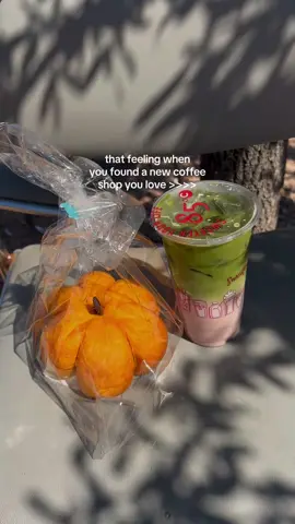 I went for the viral pumpkin shaped bread filled with pumpkin puree and it did not disappoint 📍 @85°C Bakery Cafe USA 