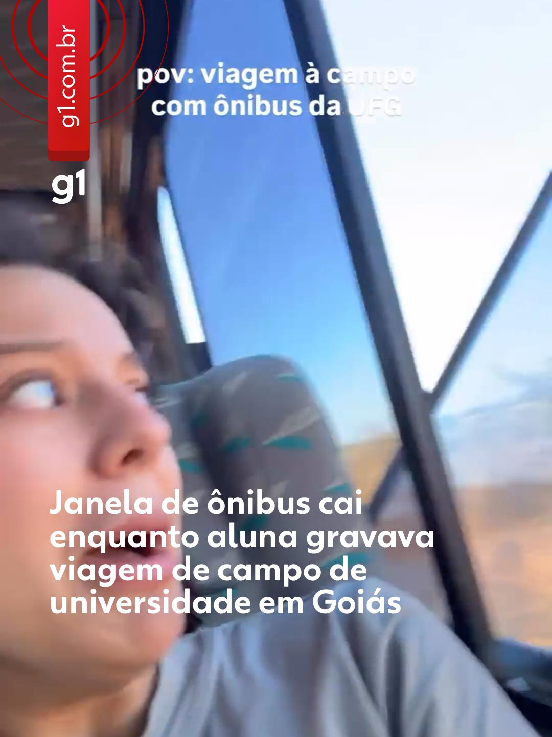 Ainda quebrou na volta - Uma estudante de ciências ambientais da Universidade Federal de Goiás (UFG), em Goiânia, filmou o momento em que a janela do ônibus da faculdade caiu durante uma excursão.  O caso aconteceu no sábado (28), durante uma atividade de campo da disciplina de Hidrogeologia. Na publicação, a aluna aparece sentada ao lado do vidro junto com colegas, até que a janela começa a vibrar e fazer barulho, depois ela se desprende e cai para fora do coletivo.  A aluna se assusta e grita, enquanto outra estudante diz ao fundo: 