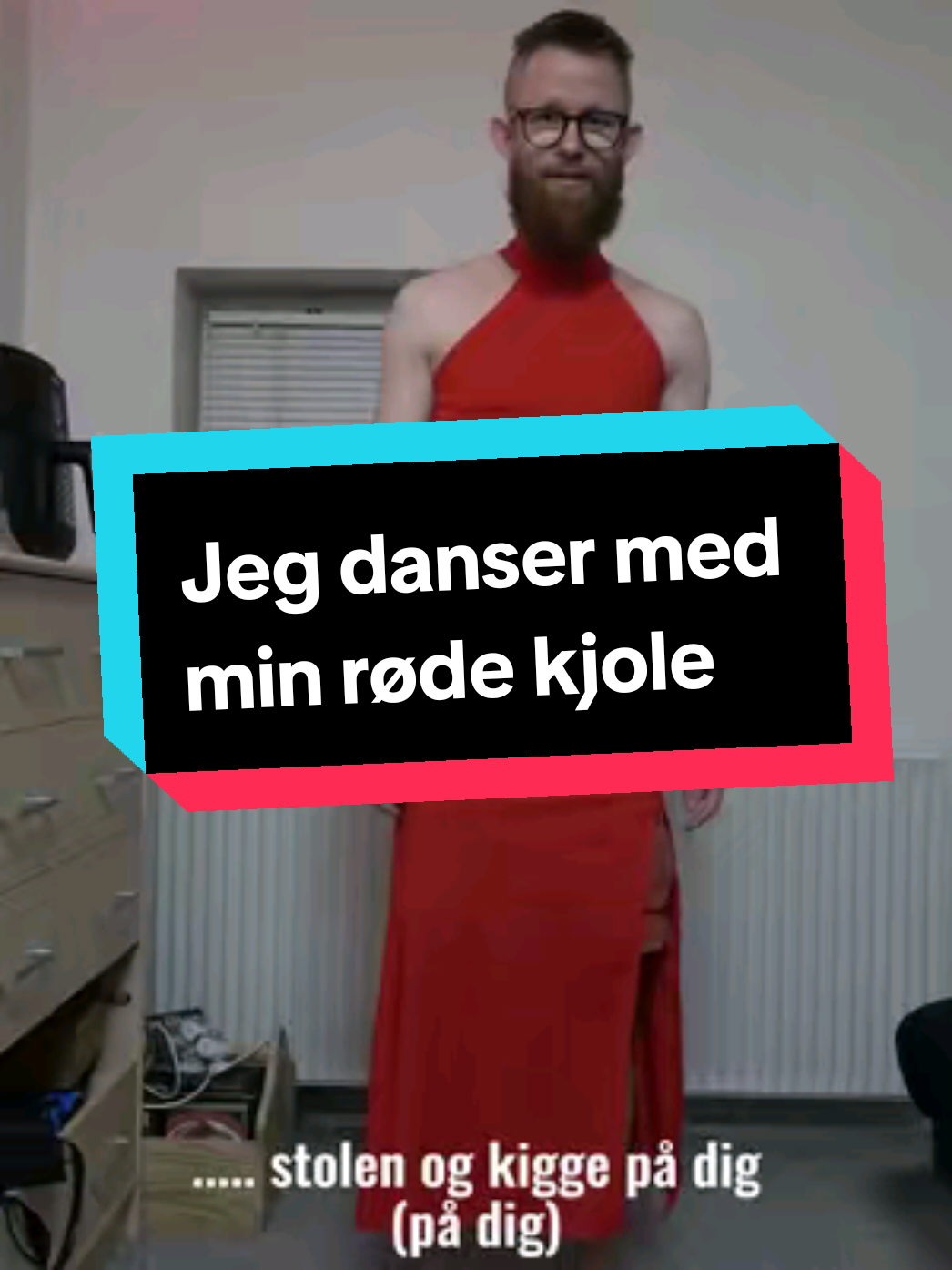Jeg danser til Thomas Helmig - Din røde kjole | 4k video #fyp #viral #dans #reddress #funny @tom.helmig