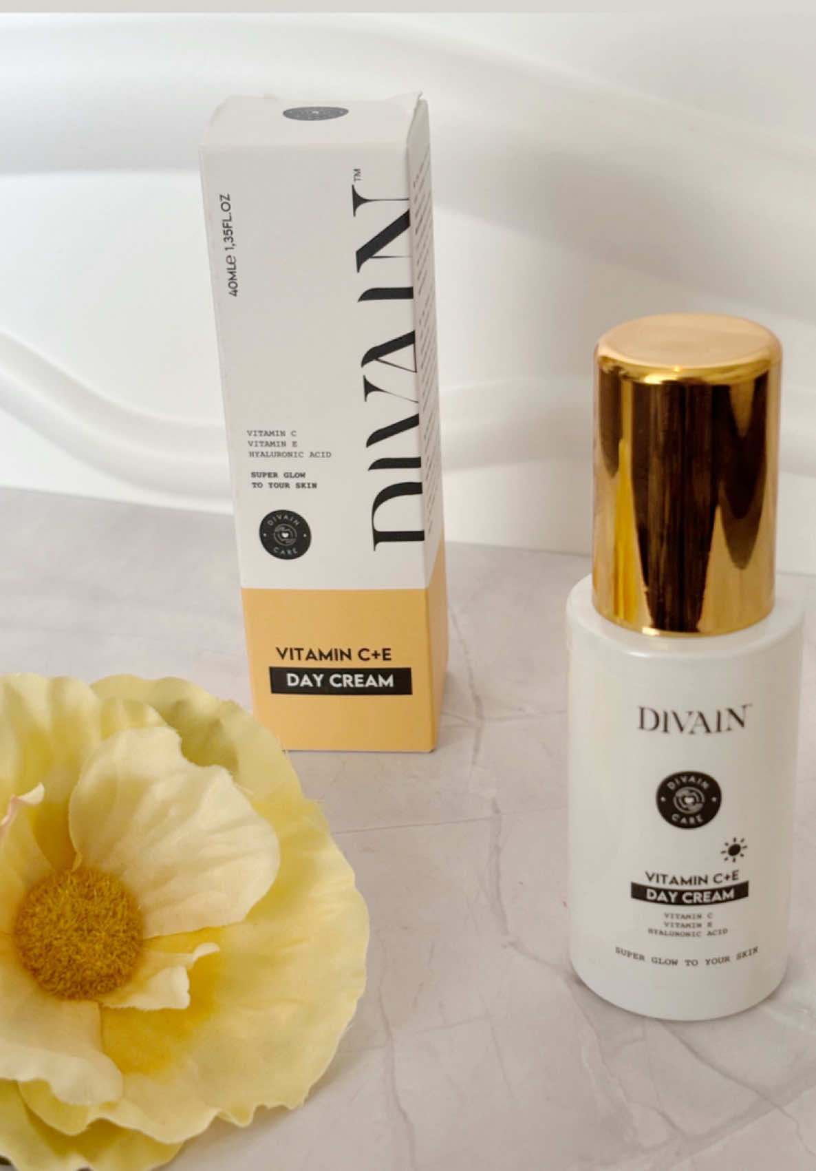 Ta peau mérite le meilleur chaque matin ✨avec @divain_parfums  Découvre la Vitamin C+E Day Cream 🌸 : une crème de jour hydratante qui combine la puissance de la Vitamine C 🍊 pour booster l’éclat, et la Vitamine E 💧 pour protéger ta peau contre les agressions extérieures. Sa texture légère pénètre rapidement, sans effet gras, pour un confort immédiat 🌿. Résultat ? Une peau douce, lumineuse et pleine de vitalité, prête à affronter la journée ☀️. Ton nouveau secret beauté signé Divain 💖. #SkincareRoutine #Hydratation #PeauLumineuse #GlowSkin #VitamineC      @divain Parfums ⚫️ 