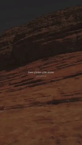 Bir gün sabrın çiçek açar, Allah’tan umut kesilmez. Hayat bazen insana ağır gelir. Bir bakmışsın çölün ortasında yapayalnızsın. Bir bakmışsın kalabalıkların içinde bile garip hissediyorsun. Kimi zaman dost sandıkların gider, kimi zaman umut bağladıkların yüz çevirir. Kapılar kapanır, sözler ağır gelir, omuzların yorgun düşer. Ve sen bir köşede “artık bitti” dersin. Ama işte tam da o anda hatırlaman gereken tek bir hakikat var: Allah’tan umut kesilmez. Çünkü senin gücünün tükendiği yerde, Allah’ın kudreti başlar. Senin çaresiz kaldığını düşündüğün anda, Allah’ın rahmeti seni kuşatır. Sen “son” dediğinde, Allah “başlangıç” yazar. İnsan unutur, Allah unutmaz. İnsan bırakır, Allah bırakmaz. İnsan duymak istemez, Allah kalbinin en gizli fısıltısını duyar. Belki sen nefesinin yetmediği noktada, O sana yeniden nefes verir. Belki yürüyemediğini sandığında, ayaklarına yeniden yol verir. Belki de kalbin en çok kırıldığında, içine şifa indirir. Bu yüzden hangi çölün ortasında olursan ol, hangi karanlığın içinde kalırsan kal; Allah’tan umut kesme. Çünkü Rabbinden umudu kesmeyen kul, hiçbir zaman kaybetmez. Bir gün gelir, umudun meyve verir, sabrın çiçeğe durur. Ve o zaman anlarsın: Allah’a güvenmek, asla boşa değildir. 🎙️ @Bekir Develi  . . . #Allah #tevekkül #dua #sabır #umut