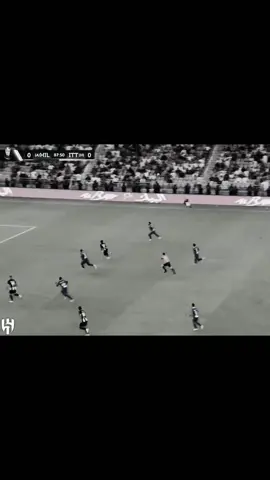 في ليلة كأس الملك 2024، كانت أعين الجماهير معلّقة على الملعب، تنتظر لحظة الفرح أو لحظة الانكسار. الاتحاد دخل المباراة بثقة كبيرة، خصوصًا بوجود عبدالرزاق حمدالله اللي كان دائمًا هو “الورقة الرابحة” في المواجهات الكبيرة. لكن من بداية اللقاء، ظهرت ملامح غير معتادة. قرارات تحكيمية مثيرة للجدل، صافرات تقطع الهجمات، وأحيانًا تغض الطرف عن أخطاء واضحة من الهلال. الجماهير بدأت تتهامس: “ليش كل قرار ضدنا؟” حمدالله، المعروف بروحه القتالية وحسه التهديفي، بدا وكأنه محاصر داخل الملعب. كل محاولة له كانت تُقابل بتدخلات خشنة، بعضها يستحق البطاقات، لكن الحكم كان صامتًا. وعندما جاءته فرصة خطيرة، رُفع راية تسلل مشكوك فيها، لتتحطم آمال الجماهير لحظة بلحظة. مع مرور الدقائق، زاد شعور الاتحاديين بالظلم. وكأن المباراة كُتبت لتُدار ضدهم، لا معهم. الهلال استغل الفرص، الاتحاد حُرم منها، وحمدالله بدا وكأنه يُحارب وحده، ليس ضد لاعبي الهلال فقط، بل ضد صافرة لا ترحم. انتهت المباراة، وخرج الاتحاد مكسورًا من البطولة، بينما بقيت الجماهير تردد: “الاتحاد ما انهزم بالملعب، الاتحاد انهزم بالظلم.” وهكذا تحوّلت ليلة كأس الملك 2024 إلى جرح في ذاكرة الاتحاديين، يروونه دائمًا كقصة عن الظلم الذي واجهه حمدالله والاتحاد أمام الهلال#tiktok #الاتحاد#fyp #الهلال#مالي_خلق_احط_هاشتاقات 