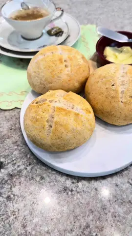 Pão Sem Glúten? Sim, e essa receita fica PERFEITA!  Já salva pra fazer depois!  Ingredientes:  75g Fubá 70g farinha de arroz 35g polvilho doce  75g fécula de batata 10g goma xantana 5g psyllium  6g sal 20g açúcar  40g azeite 3g fermento seco 250g água Preparo no vídeo!  😘