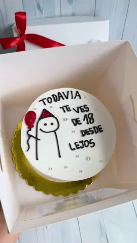 😂🎂 “Todavía te ves de 18… desde lejos” 🎉 Una torta personalizada con mucho humor para celebrar un cumpleaños inolvidable. Porque a veces lo mejor de la fiesta es la frase que hace reír a todos 💖. 📍 Lilos Bakery – Miguel Asturias y Av. Pablo Neruda, a una cuadra antes de Parrilladas López. 📲 Pedidos al 098-659-1242 👉 ¿Qué frase divertida pondrías en tu torta?