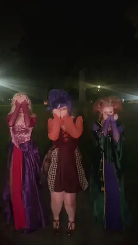 Dancing with my sisters Sarah ( @1Kyle8 ) and Winifred ( @SwaggyCucumber ) 🎃 #foryou #spookyseason #halloween #hocuspocus #sandersonsisters 