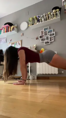 Cuantas flexiones quieres bb?🙌😛 en verdad cuesta más de lo que parece 😮‍💨 #throwitinacircle #pushup #fyp #GymTok
