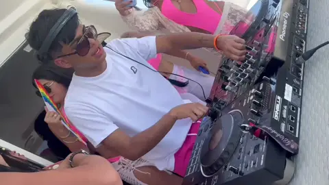 Jeanses Toro 💃🌸🌊 #culturaelectronicavnzla 