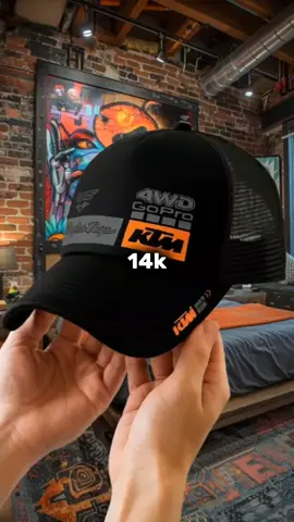 Mau tampil keren tanpa ribet? 🧢🔥 Topi Jaring Trucker Chrome ini solusinya! Cocok dipakai riding, nongkrong, atau gaya casual harian #TopiKeren #TopiTruckerChrome #TopiJaring #TopiRacing #TopiMurahBanget 