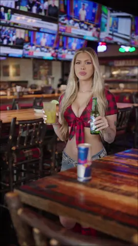 Participating in Sober October? Your local lodge is here to support you with iconic NA options, like Heineken 0.0, the Passion Fruit Splash Mocktail, or a classic Red Bull. #twinpeaksrestaurants #twinpeaksgirls #sportsbar #soberoctober