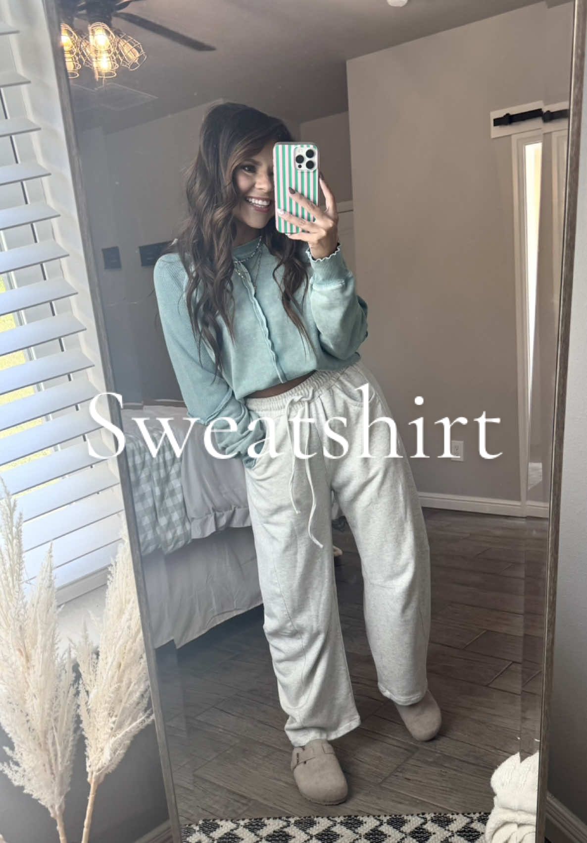 So many cute details on this sweatshirt! So cute and cozy!!  #sweatshirt #sweatshirts #acidwash #comfyoutfit #waffleknit 