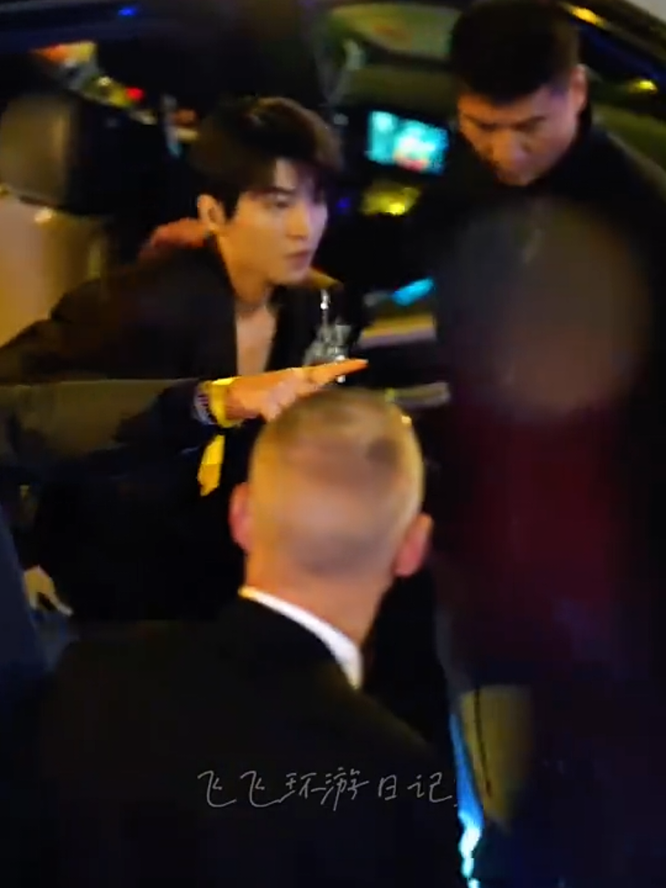 Vương tử của đế chế giày đế đỏ Christian Louboutin, khí chất của một siêu sao được tôi luyện là như thế này đây đèn flash nháy liên tục nhưng Anh ấy không chớp mắt lấy 1 lần đỉnh thật sự 😍  Vương Tuấn Khải x Paris Fashion Week x Christian Louboutin #王俊凯 #vuongtuankhai #KarryWang #junbo921 #fyp 