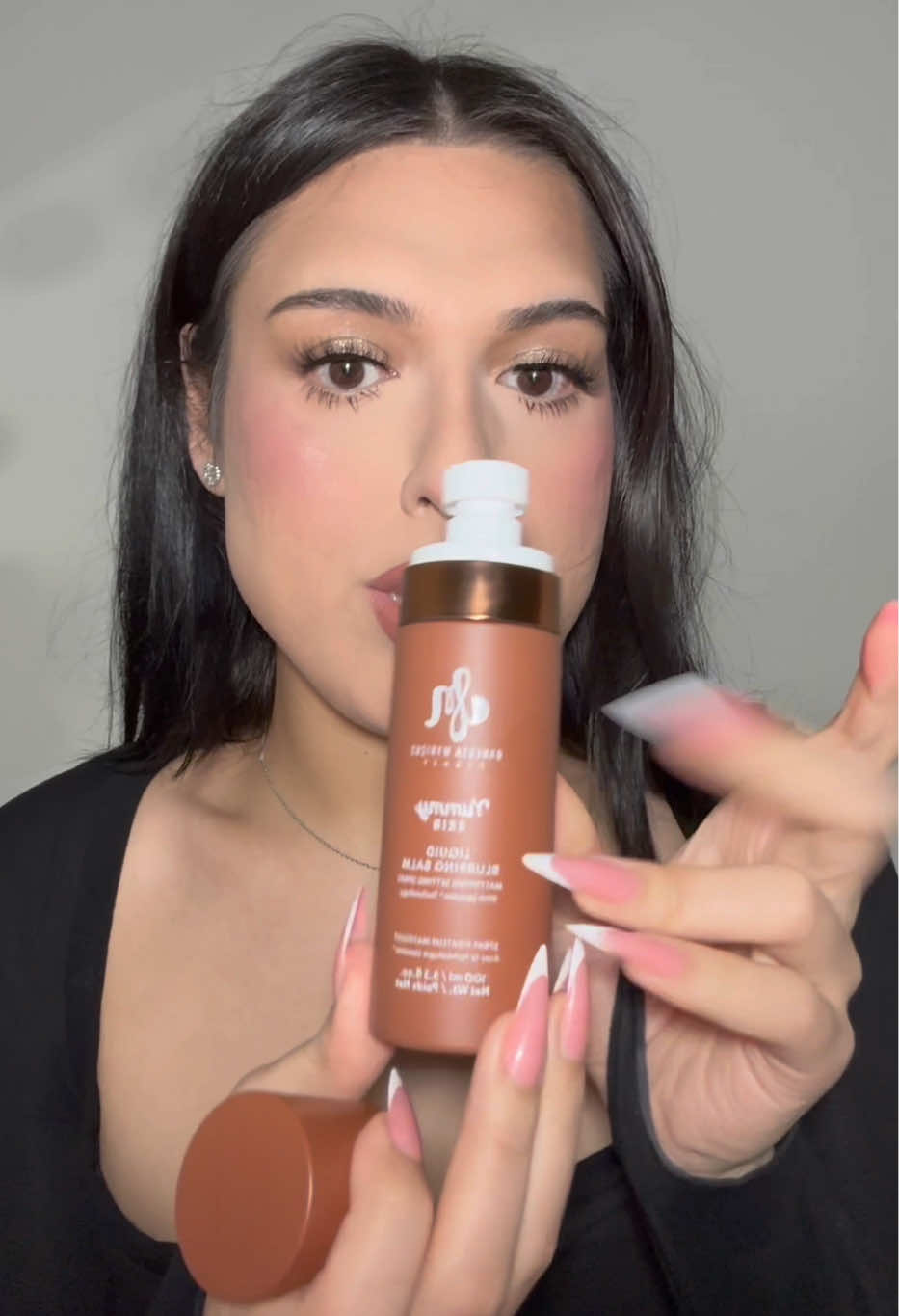 Disculpen a mi mamá…. ella toma…?! #latina #fypシ #maquillaje @Patrick Ta Beauty @COVERGIRL @SHEGLAM @Huda Beauty @laneige_us @DanessaMyricksBeauty 