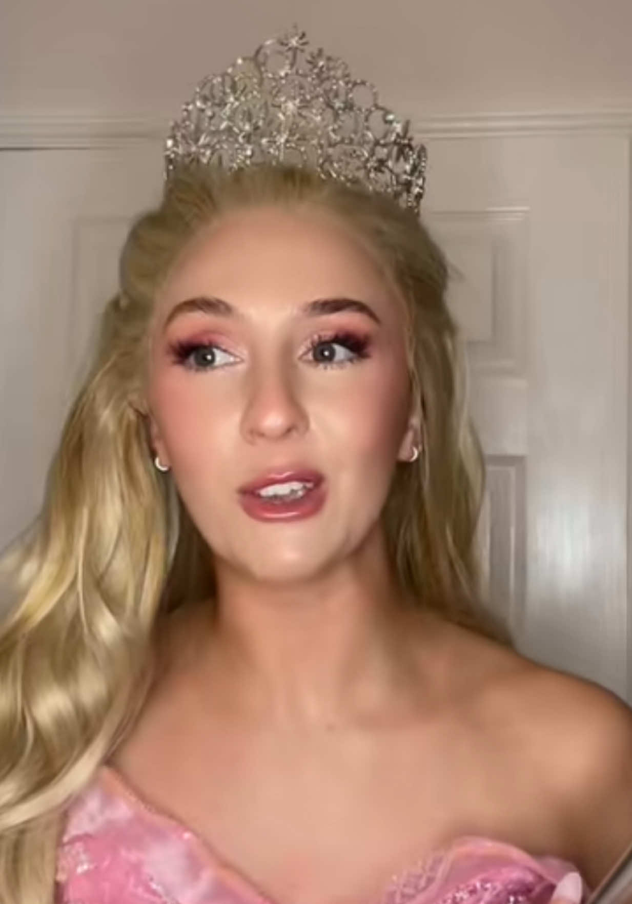 Replying to @one_random_person it’s giving ariana venti #wicked #popular #arianagrande #glinda #yorkshire 
