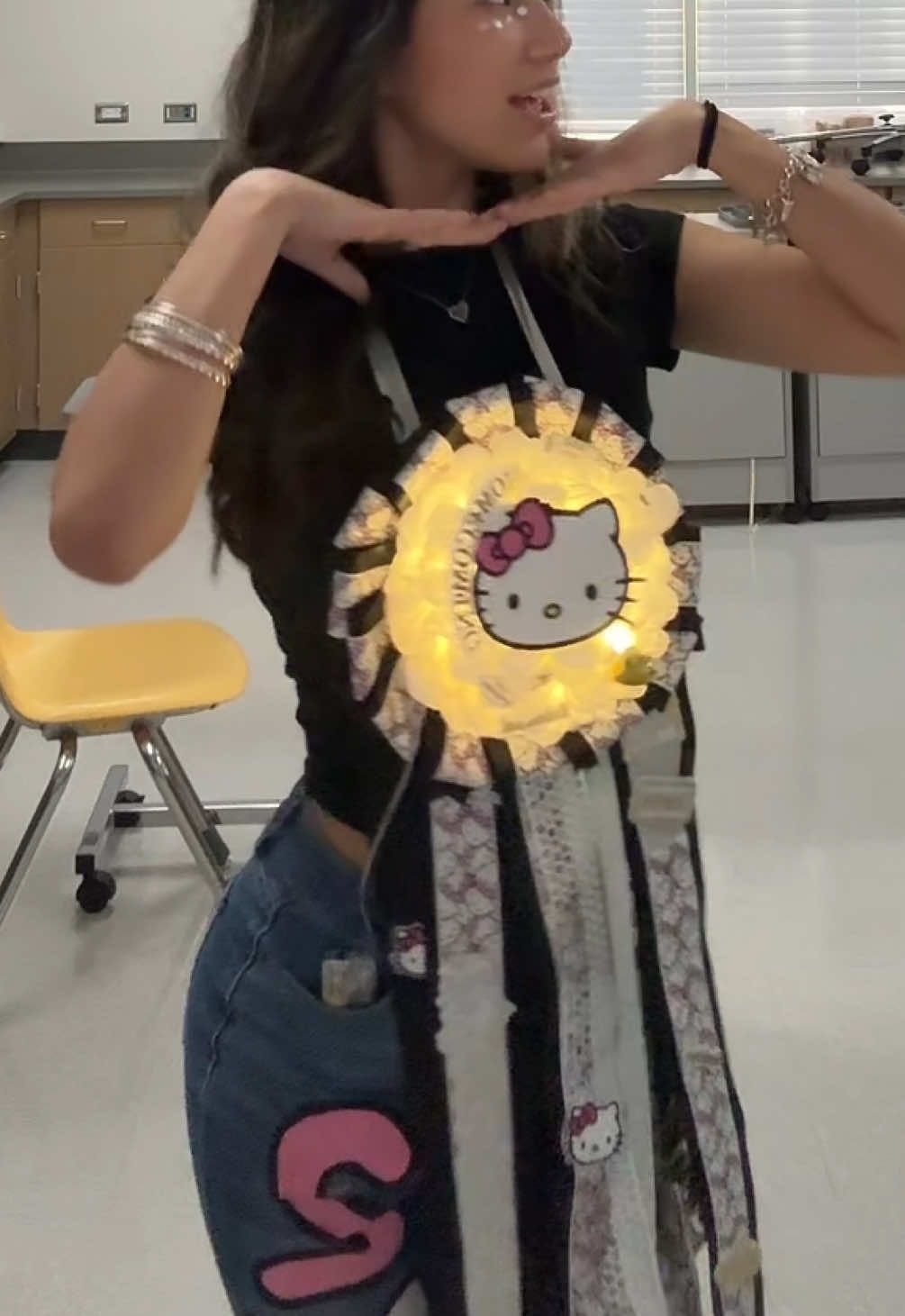 hello sophomore year🥹 #hellokitty #hellokittymum #Homecoming #teaxsmums #fyp 