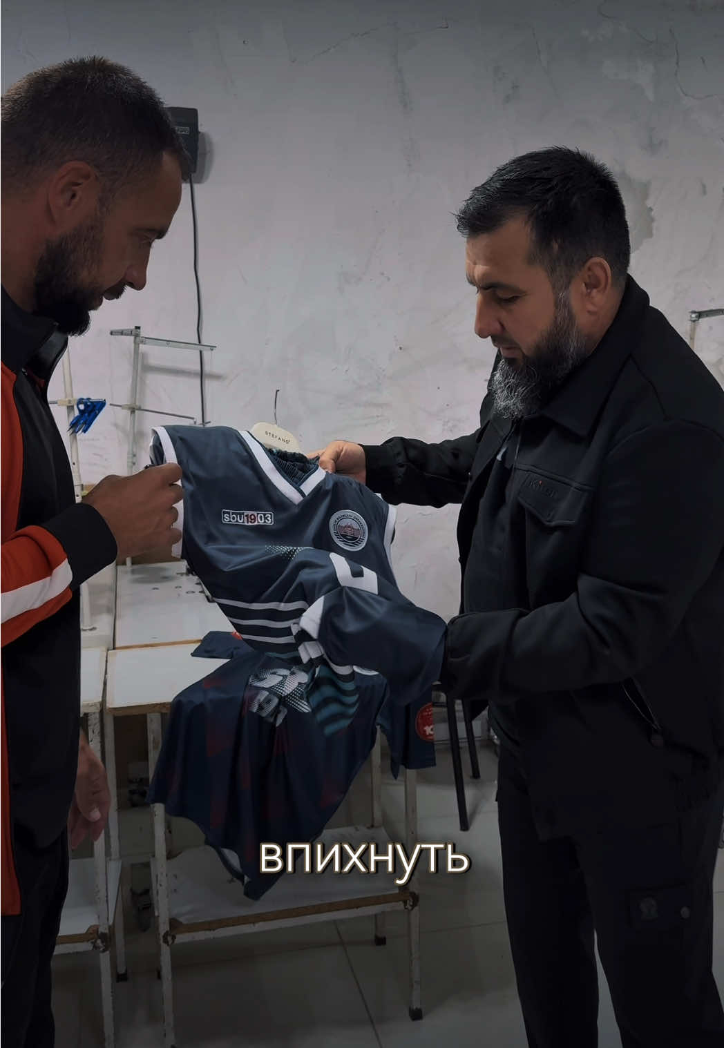 Низамеддин    @turktrendcompany предприниматель из Стамбула, который занимается производством и оптовыми продажами одежды. 👕🇹🇷  У него большой опыт в организации поставок и развитии бизнеса.  Он может не только помочь вам с закупками напрямую из Турции, но и обучить, как выстраивать продажи в вашей стране. 📦🌍