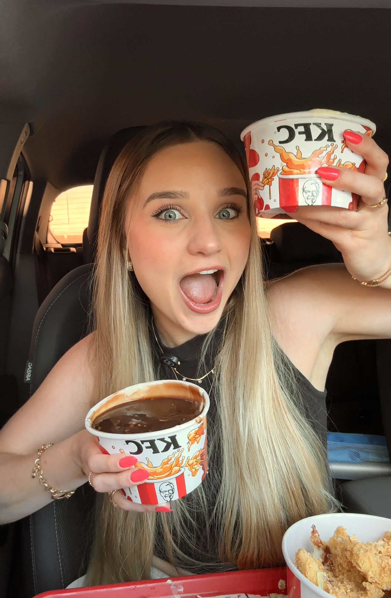 Essa é pra quem ama MUITO MOLHO: baldão de maionese temperada e barbecue do @kfcbrasil 😱 Qual o preferido de vocês? ❤️ #VocêMereceMaisMolho #MolhoNoBaldeKFC #KFC #Publi 