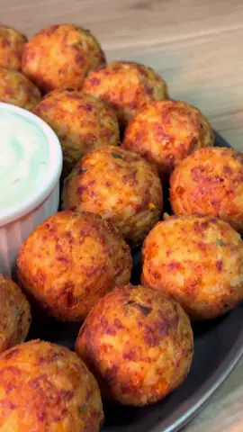 Bolinho de Arroz  Ingredientes: 3 xícaras de arroz  1 calabresa ralada 1 cebola pequena ou meia cebola  Meia xícara de cheiro verde  200g de mussarela  2 ovos  1 xícara de trigo  Sal e pimenta do reino a gosto  Molho de alho 🧄  1 xícara de leite gelado  1 dente de alho  1 colher de café de sal Óleo até dar o ponto  Temperei com orégano 🌿  #bolinhodearroz #salgados #receitas