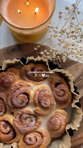 finally that time again :)  I will never stop cutting my pastry in half to make them mini they’re just too cute! 🥹🧸🍂 #fallbaking #cinnamonroll #cinnamonbun #bakingtherapy #gilmoregirls 