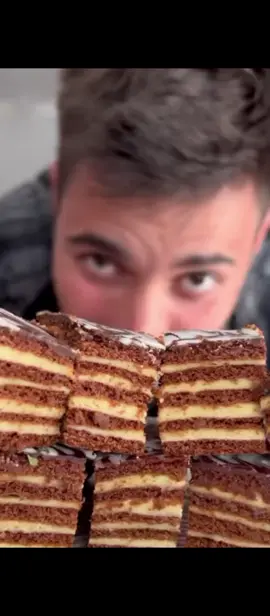 Prăjitura Tina  Ingrediente foi: Oua 2 buc Un praf de sare Miere 3 linguri Unt 100 g Zahăr 150 g Bicarbonat 1 lingurita Lapte 2 linguri Cacao 2 linguri Aproximativ 500 g faina Cremă: Gălbenuș de ou 4 buc Zahăr 150 g Pasta de vanilie 5 g sau zahăr vanilat 2 plicuri 1,5 lingura amidon 4 linguri de făină Lapte 650 ml Unt 250 g Decor: Ciocolată neagra 100 g Ulei floarea soarelui 2 linguri rețeta este pregătită și prezentată de chef Roxana Blenche  #foryou #romania #dulciuri #viral #prajituri 