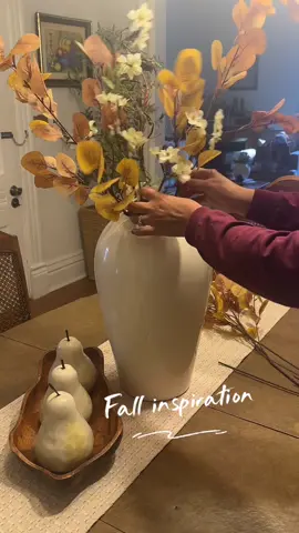 🍂✨ “From the cozy colors of fall to the sparkling magic of Christmas… seasons change so quickly. Today I’m setting up my autumn corner, and right at the door… the Christmas tree has already arrived! 🎄🤎”@kingofchristmas, #kin#kingofchristmasd #gifted#christmas #fall