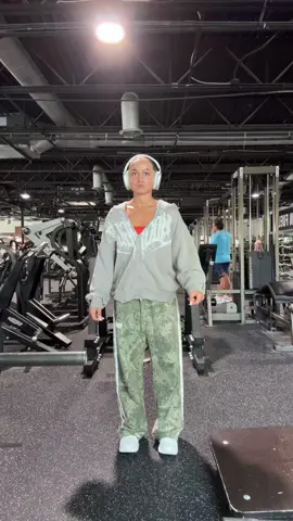 peep @MARIELLA JACOBSON in the back #fyp #trend #gym #trending #fypシ゚viral 