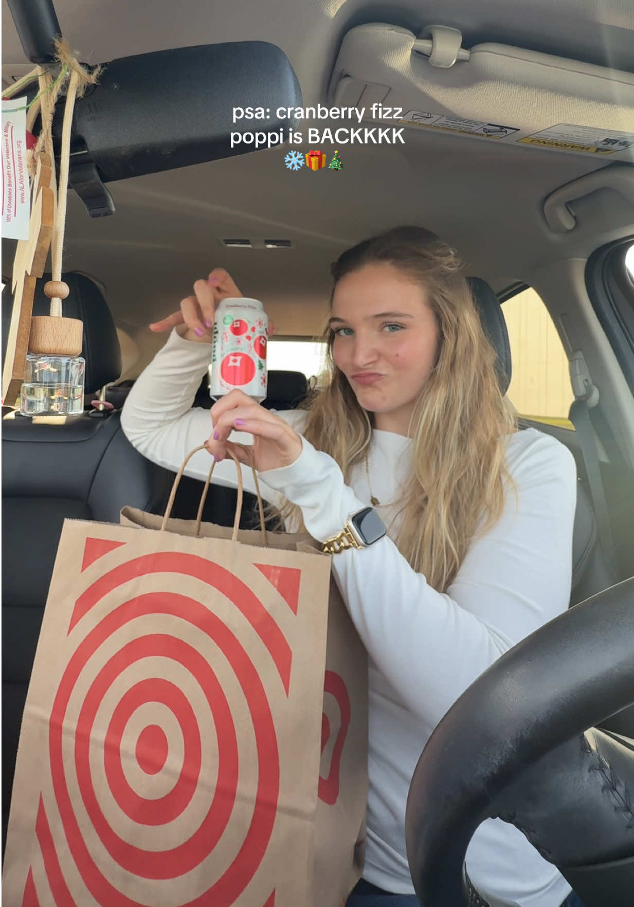 WE ARE SO BACK ❄️🎁🎄 yes, the dramatic music is necessary 😌 #poppi #cranberryfizz #drinkpoppi #sodasback #targetrun @drinkpoppi @target 