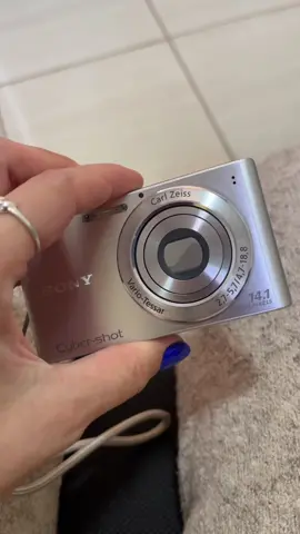 Estou desapegando dessa câmera. Modelo Sony dsc-w320. Quem tiver interesse entrar em contato por mensagem. Faço enjoei ou particular. 💖 #digicam #fyp #cybershot #sonydscw320 #digitalcamera 