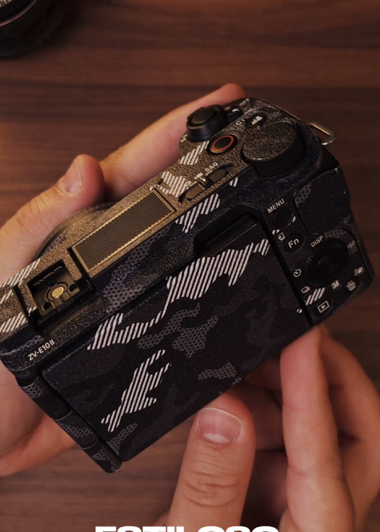 Proteção + estilo na câmera 🎥 As skins adesivas deixam seu equipamento Único e ainda ajudam a evitar arranhões no dia a dia. Essa que estou usando é a Black Camo da @cadeaminhaskin O que achou do resultado, faria na sua
