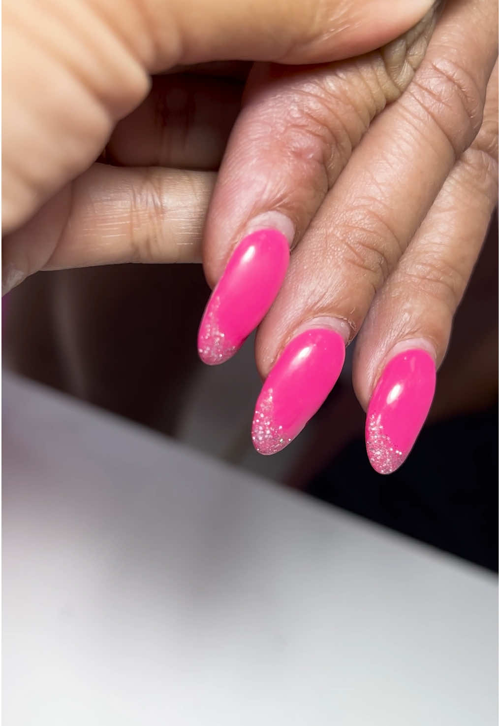 From overdue & hiding her hands 🫣 ➝ to fresh set & showing them off everywhere 💖✨ What do we think about this set? 😍 #miaminails #freshnails💅 