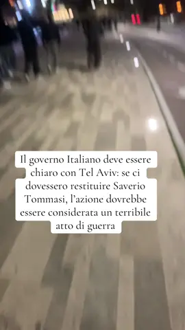 Sta letteralmente sul caxxo a tutti (pure sua moglie gli ha detto di partire pur di toglierselo dai maroni) che ce lo rispediscono con un Amazon Priority #fyp #neiperte #globalflottila #italia #attualità 