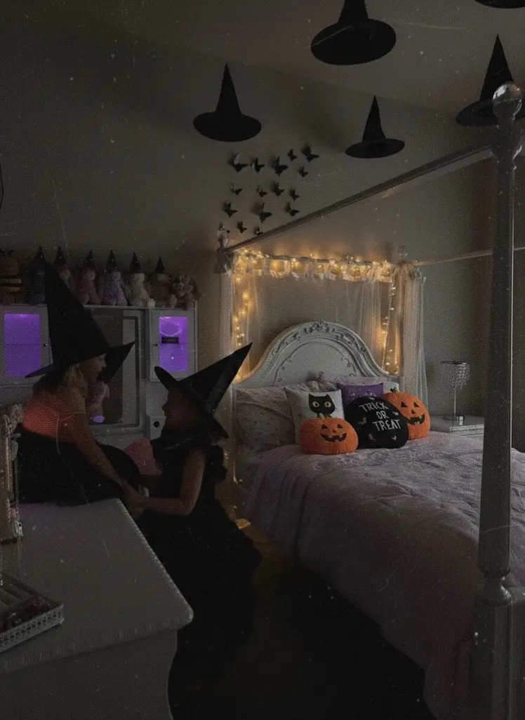 Halloween pictures with my girls 👻🎃👯‍♀️#halloweencostume #halloweenphotoshoot #halloweenbedroom 