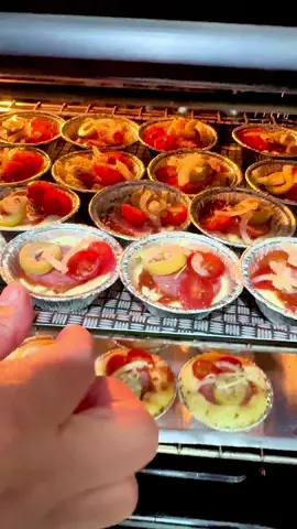 Mini torta de calabresa com queijo - fácil , rápida e deliciosa 😋 Lista de Ingredientes : Para a massa  3 ovos  100 ml de óleo  100 ml de leite  200g de creme de leite  50g de queijo ralado  1 xícara e meia de farinha de trigo  1 colher de sopa de fermento em pó  1 colher de café de sal  Recheio  1 gomo de calabresa cortada em rodelas finas  tomate cereja  150 de mussarela  meia cebola em rodelas finas  azeitonas e orégano para finalizar