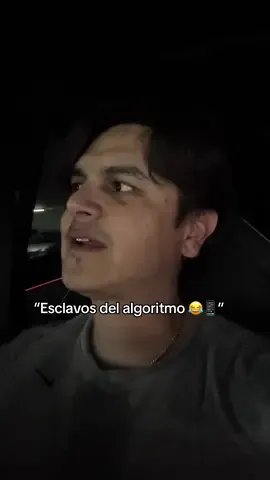 “Yo nomás queriendo vivir tranquilo… pero acá ando alimentando al algoritmo como si fuera Tamagotchi 🤦‍♂️. Todos con metas bien serias y yo con la mía: llegar al millón, pa’ seguir siendo esclavo del bendito algoritmo. ¿A poco no estamos igual? 😂👇 #algoritmo #sarcástico #1millón”