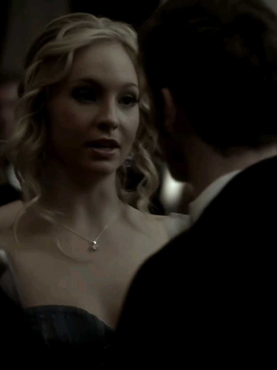 essa combinou muito com eles #klaroline #thevampirediaries #klausmikaelson #fyp #foryoupage ib:@lana 𖣂 💕