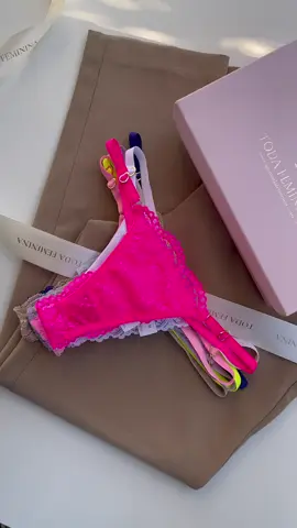 ​A melhor compra pra renovar seu estoque íntimo! 🤫 Calcinha fio dental com regulagem lateral. É sexy, é confortável, e o kit vem com 7 cores! Comente 