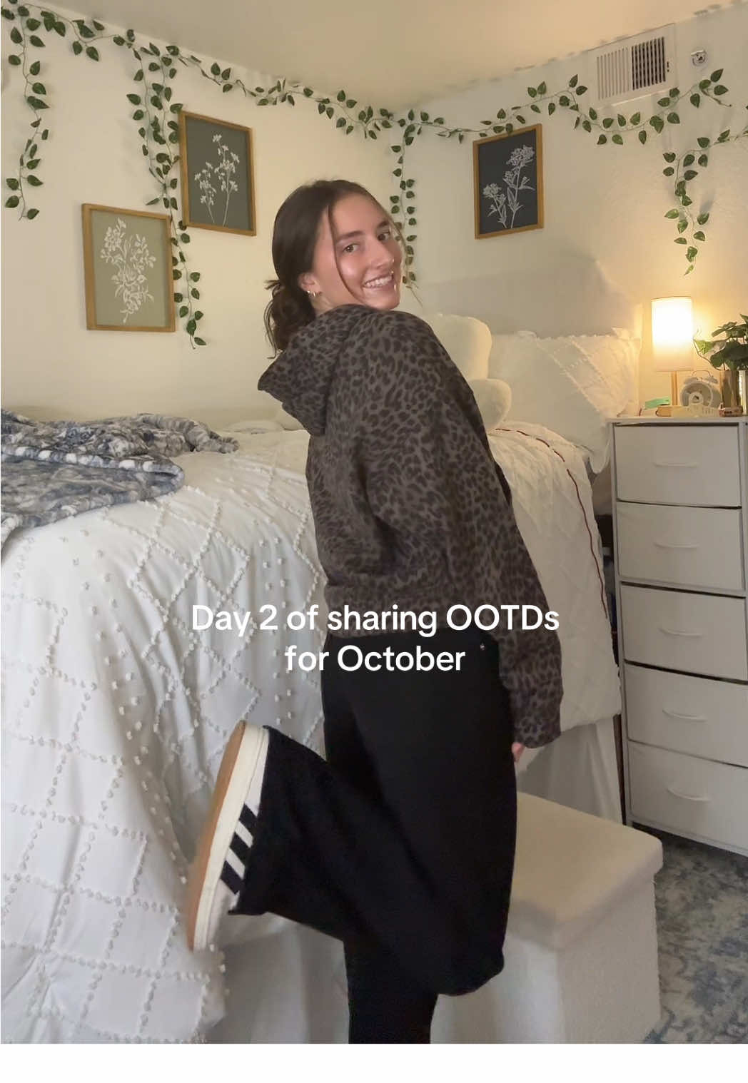 Day 2 | I love sharing my fits also LOVE my new leopard sweatshirt from @hollister shop my linktree in bio! #OOTD #ootdseries #day2 #octoberseries #fallfashion 
