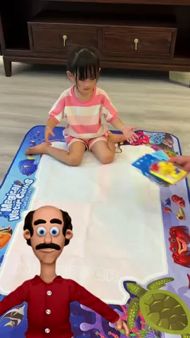 ✨ Tapete Mágico Infantil ✨ Deixe a criançada soltar a imaginação sem bagunça! O tapete mágico vem com canetinhas que funcionam apenas com água, desaparecendo sozinhas após alguns minutos. Seguro, educativo e divertido, acompanha acessórios como carimbos, rolinho e canetas extras para brincar em grupo. ✅ Não mancha sofá nem paredes ✅ Estimula criatividade e coordenação motora ✅ Reutilizável, é só encher com água e brincar novamente ✅ Presente perfeito para o Dia das Crianças