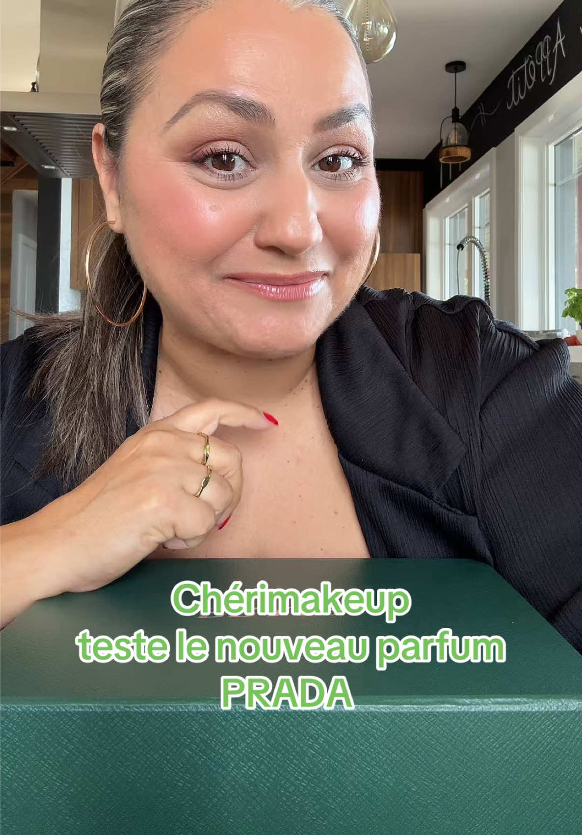 On teste le nouveau parfum @pradabeauty Paradigme 💚 C’est approuvé ✔️ par CHÉRIMAKEUP ❤️ Ça sent le rêve sérieux !  @melodyfrancoeur  #prada #pradabeauty #pradafragrances #pradaparadigme #fragrances 
