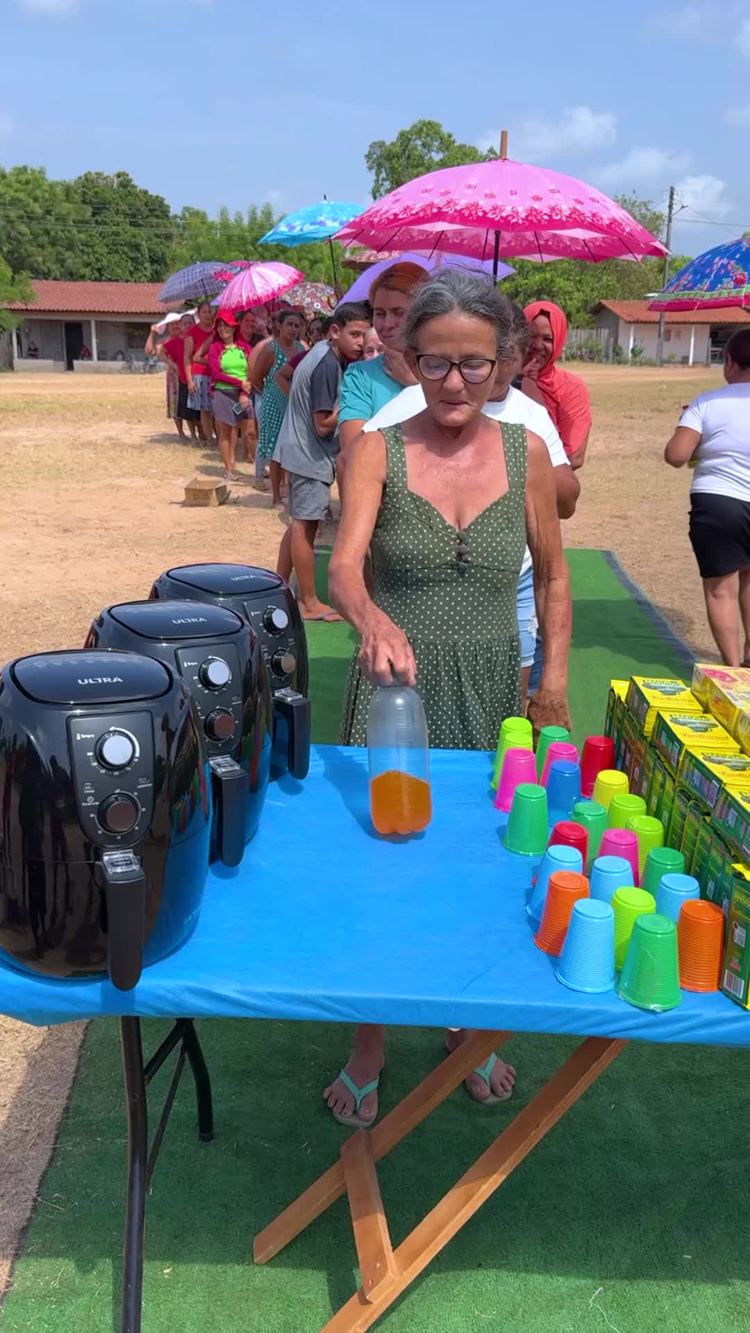 Gira, torce e vence: garrafa em pé vale uma Air Fryer ou itens especiais.