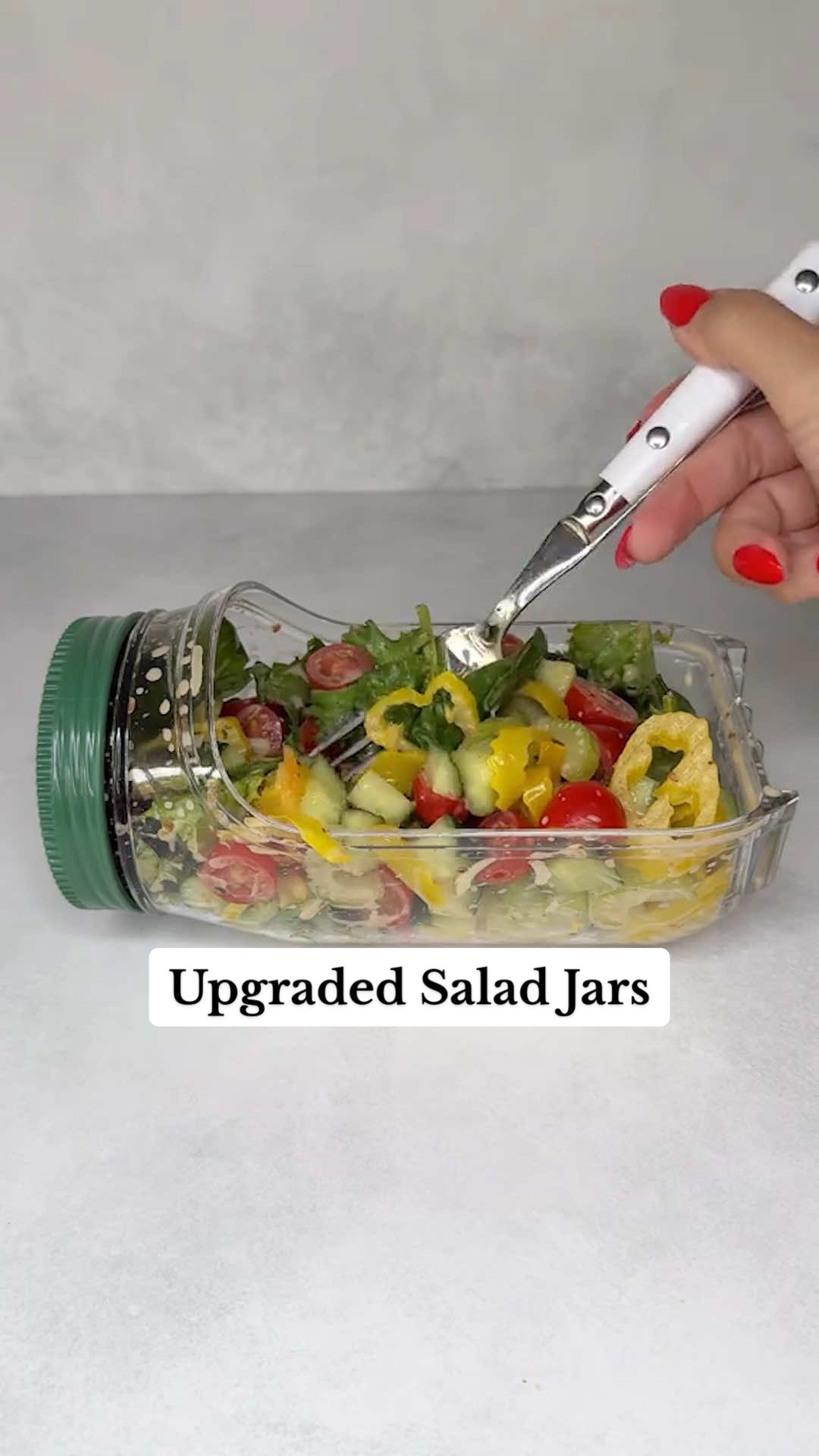 Thought meal prep couldn't get easier? Think again 🥗 Shop this salad pod now at the link in bio. #amazonfinds #amazonkitchen #salad 🎥: @Elnaz Hamai