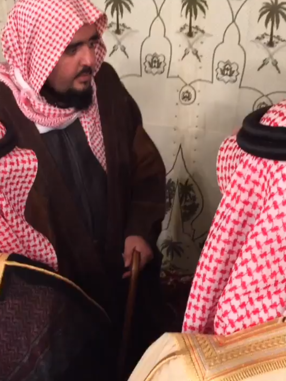 طلب من الشيخ البريك من الأمير عبدالعزيز بن فهد الأهل المتنازلين عن قاتل ابنهم جزاهم الله خير الجزاء ورزقهم الله اوفر الرزق وعوضهم الله كل خير