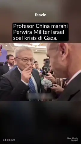 Yan Xuetong, seorang ilmuwan politik asal China, mengkonfrontasi mantan komandan militer Israel Elad Shoshan tentang penargetan dan pembunuhan anak-anak dan perempuan di Gaza oleh negaranya. ⁣ Perdebatan itu terjadi di sela-sela forum tahunan Xiangshan di Beijing. Xuetong, dekan Institut Hubungan Internasional di Universitas Tsinghua, mengatakan kepada Shoshan bahwa pernyataannya adalah 