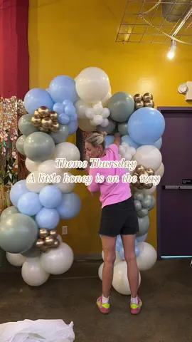 A classic for a gender neutral baby shower 🤍🤎🩵  #babyshowerideas #babyshowerdecorations #alittlehoneyisontheway #balloondecor #balloongarland 