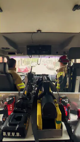 ☎️Ya te mostramos cómo es la recepción de una emergencia, ahora veamos cómo es un despacho.  Del “¿Cuál es su emergencia?” al “Vamos” en segundos: asignamos móviles, personal, marcamos ruta y la guardia ya se pone en marcha.🚨 👉¿Qué te gustaría ver en el próximo capítulo de #DesdeElCuartel?