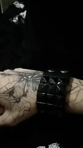 Bracelete Pirâmide Preto 🦇 #alttiktok #alt #modaalternativa #emo #scene 